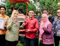 Bupati Musi Rawas Serahkan Alsintan Kepada Petani 