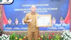 Konsisten Tangani Keluhan Masyarakat di Bidang Hukum, Wako Raih Penghargaan